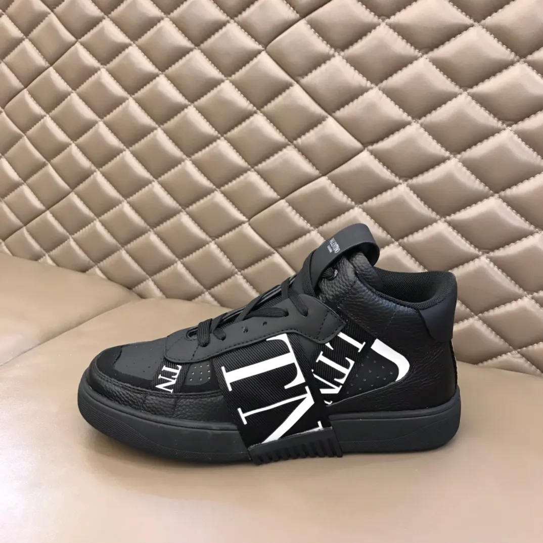 P460◾️▫️V L7N high-top calfskin lace-up sneakers. No man should be able to refuse this style. The classic color scheme is so handsome! Purchase a high-precision replica of the original version to instantly sell off the market currency! 6 VLTN logo rubber effect straps - Valentino Garavani Logo printed on the back and tongue, all materials are customized to ensure quality!  Size: Male 38-44 (45.46 customized)